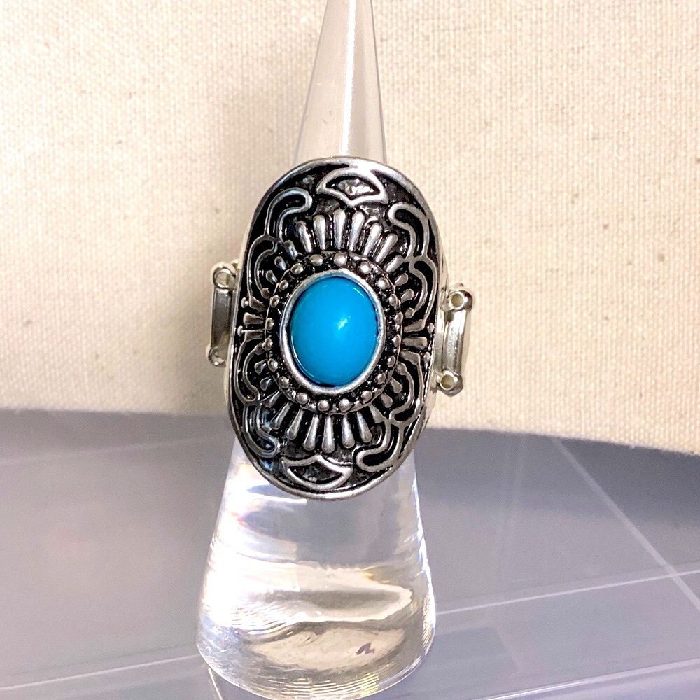 Elegant Silver and Turquoise Ring